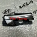 Tay mở cửa sau Accent