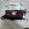 Tay mở cửa trong phải Hyundai Sonata 2008-2010 chính hãng 826203K520HZ.