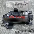 Tay mở cửa trong Kia Rondo