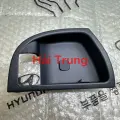 Ốp tay mở cửa trong Hyundai Santafe