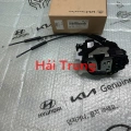 Khoá ngậm cửa trước Kia Forte 2009-2013 chính hãng 813101M040 813201M040(2)