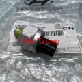 Công tắc đèn lùi Hyundai Porter 2 chính hãng 9386049600(2)
