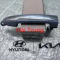 Tay mở cửa ngoài cửa trước Hyundai