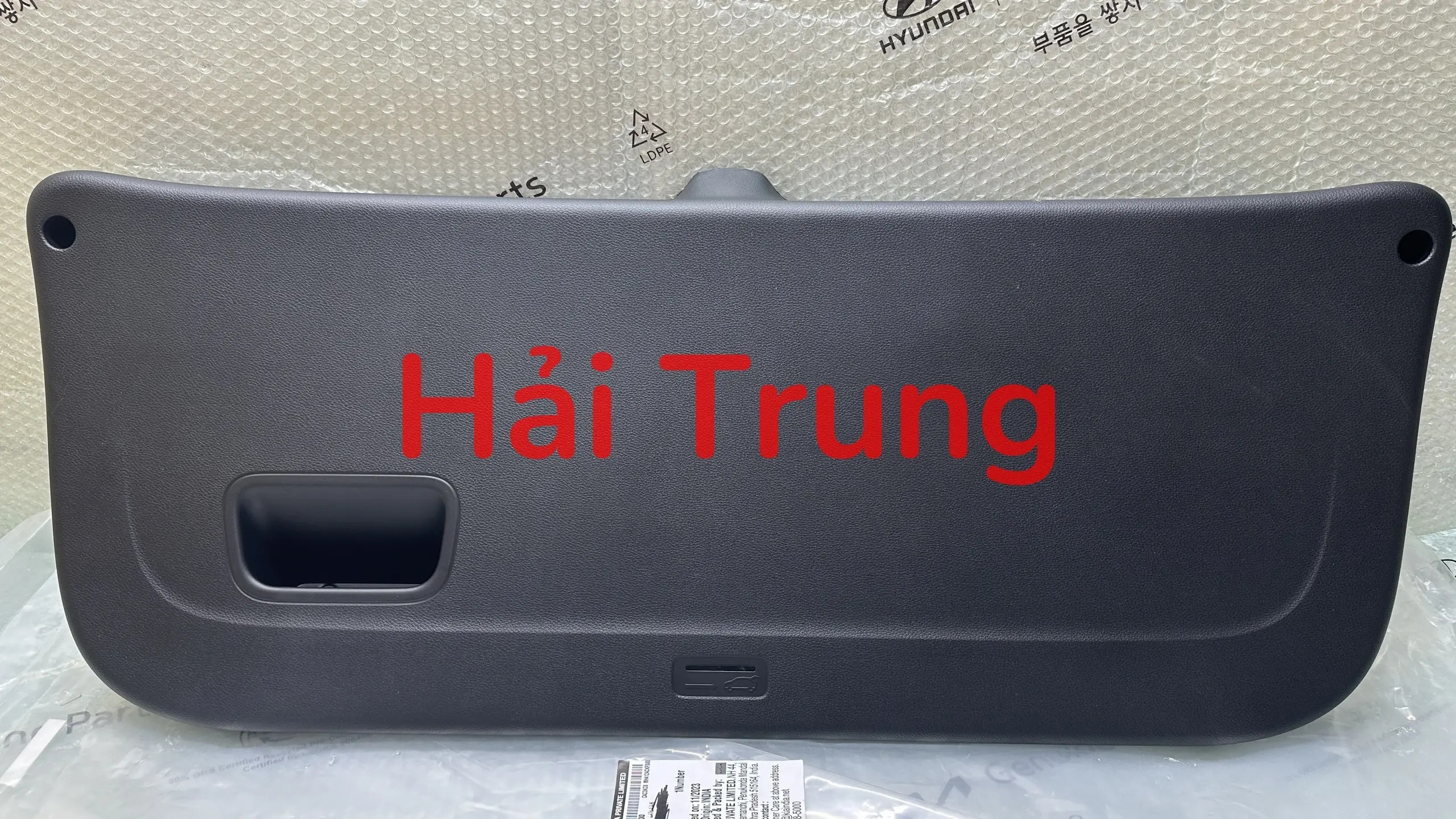 Táp pi cửa hậu Kia Sonet 2022-2024 chính hãng 81710CC000