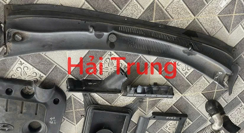 Máng nước chân kính chắn gió Hyundai Santafe 2009 2010 Tháo Xe