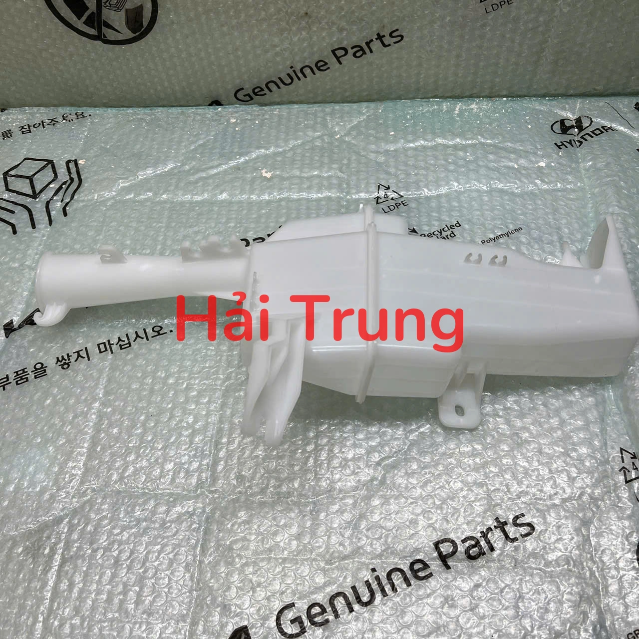 Bình nước rửa kính Hyundai Creta 2022-2024 chính hãng 98611I7000.