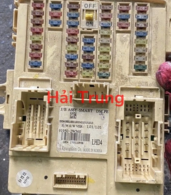 Tháo xe hộp cầu trì trong xe Hyundai Santafe 2015-2018 919502W560