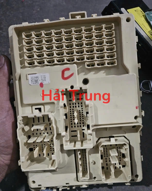 Hộp cầu trì Kia Seltos 2021-2024