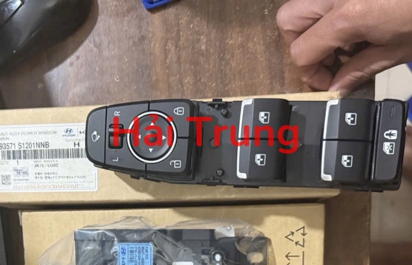 Công tắc lên xuống kính tổng Hyundai Santafe 2019-2024 93571S1201NNB