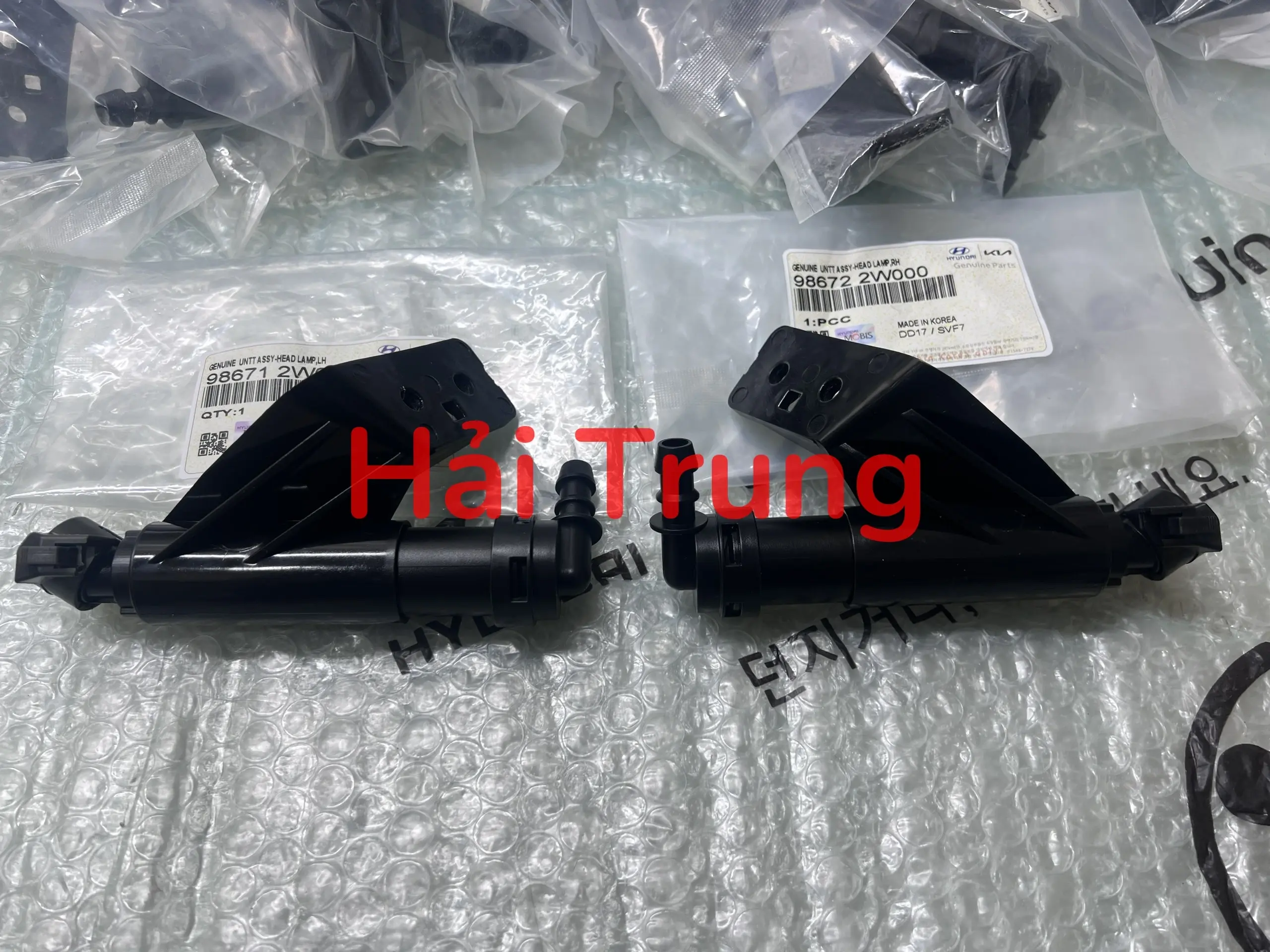 Vòi Phun nước rửa đèn pha Hyundai Santafe 2012-2015 cao cấp 986712W000 986722W000.