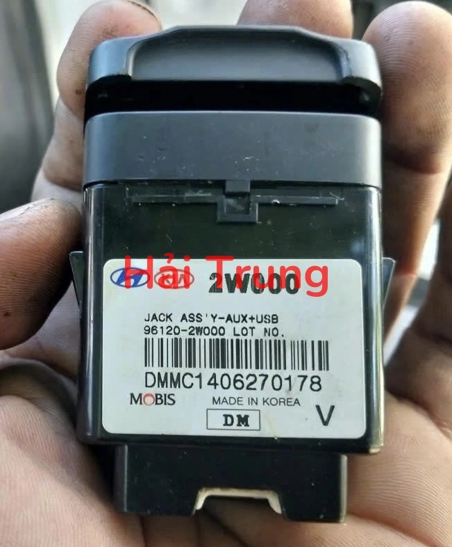 Giắc cắm AUX & USB Hyundai Santafe Tháo Xe 961202W000