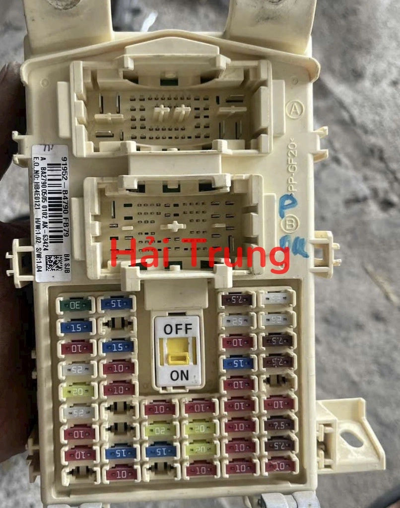 Tháo xe Hộp cầu chì trong xe Hyundai i10 2015-2018 91952B4790