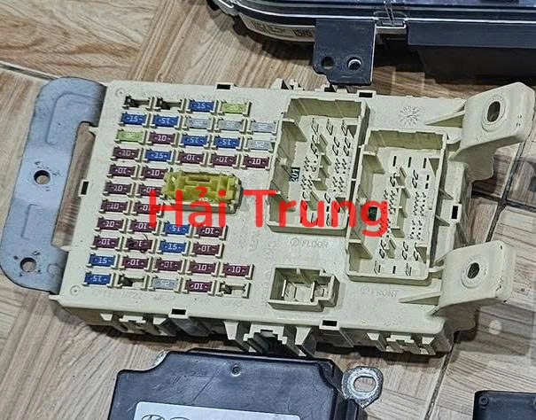 Tháo xe Hộp cầu trì Kia Rio 2011-2017