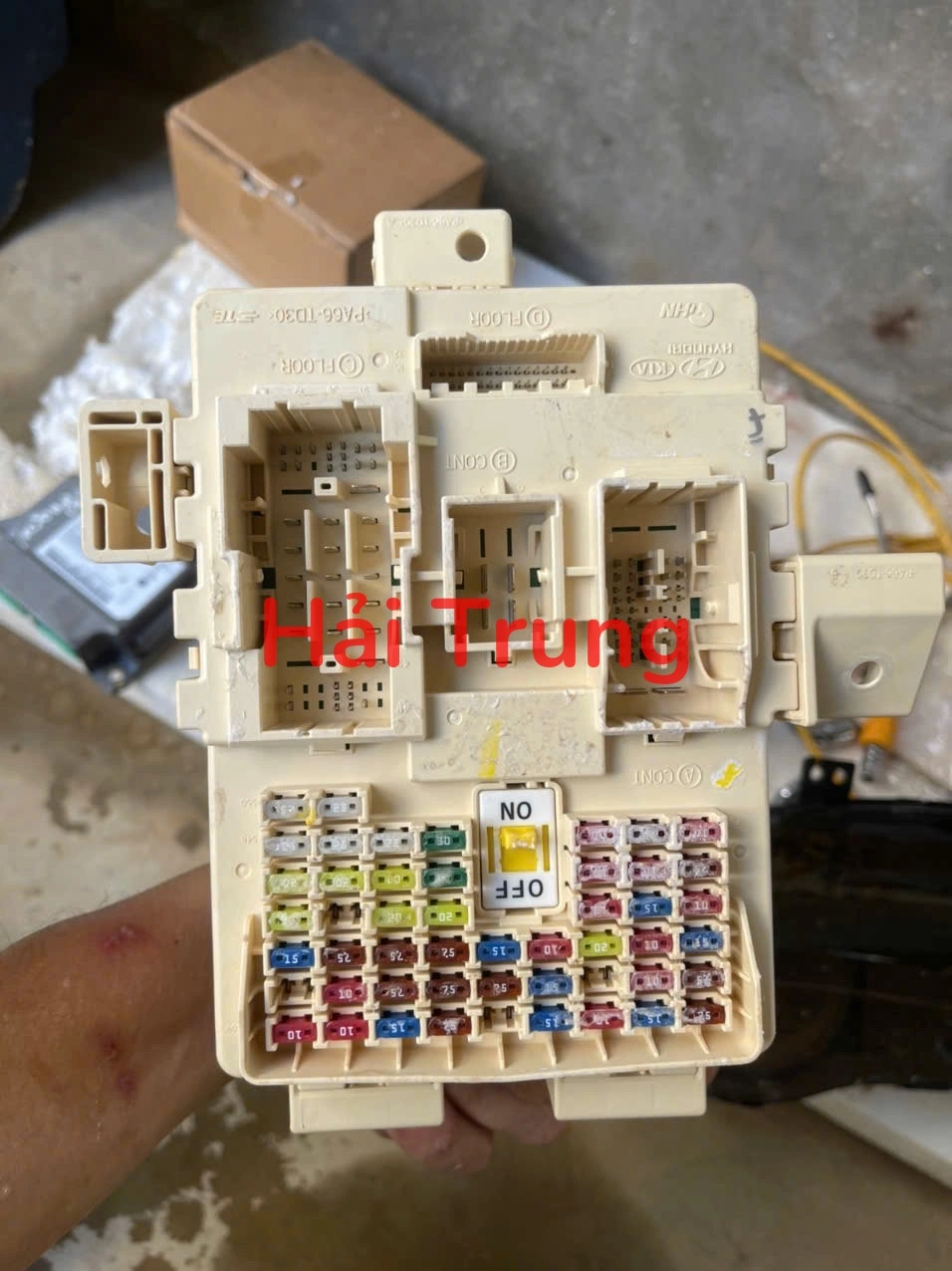 Hộp cầu trì Hyundai Tucson 2019 2020 Tháo xe