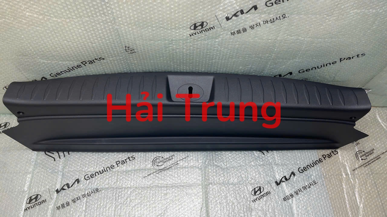 Ốp che khóa mở cốp sau Kia Carnival 2020-2024 chính hãng 85770R00000FB