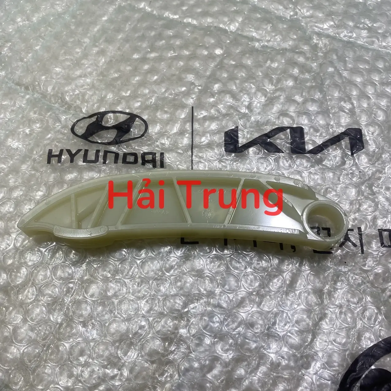 Tỳ sên cam Kia Sedona chính hãng