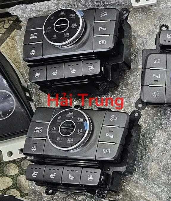 93300S1650PPJ Cụm công tắc trên ốp cần số Hyundai Santafe 2022-2024