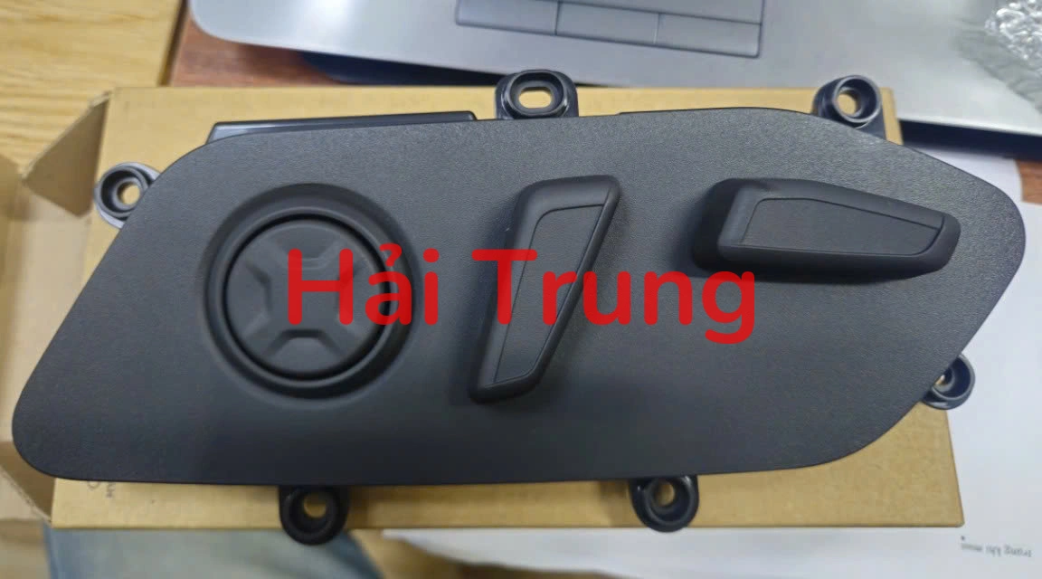 88070R0700OFB Ốp điều chỉnh ghế Kia Carnival 2022-2024