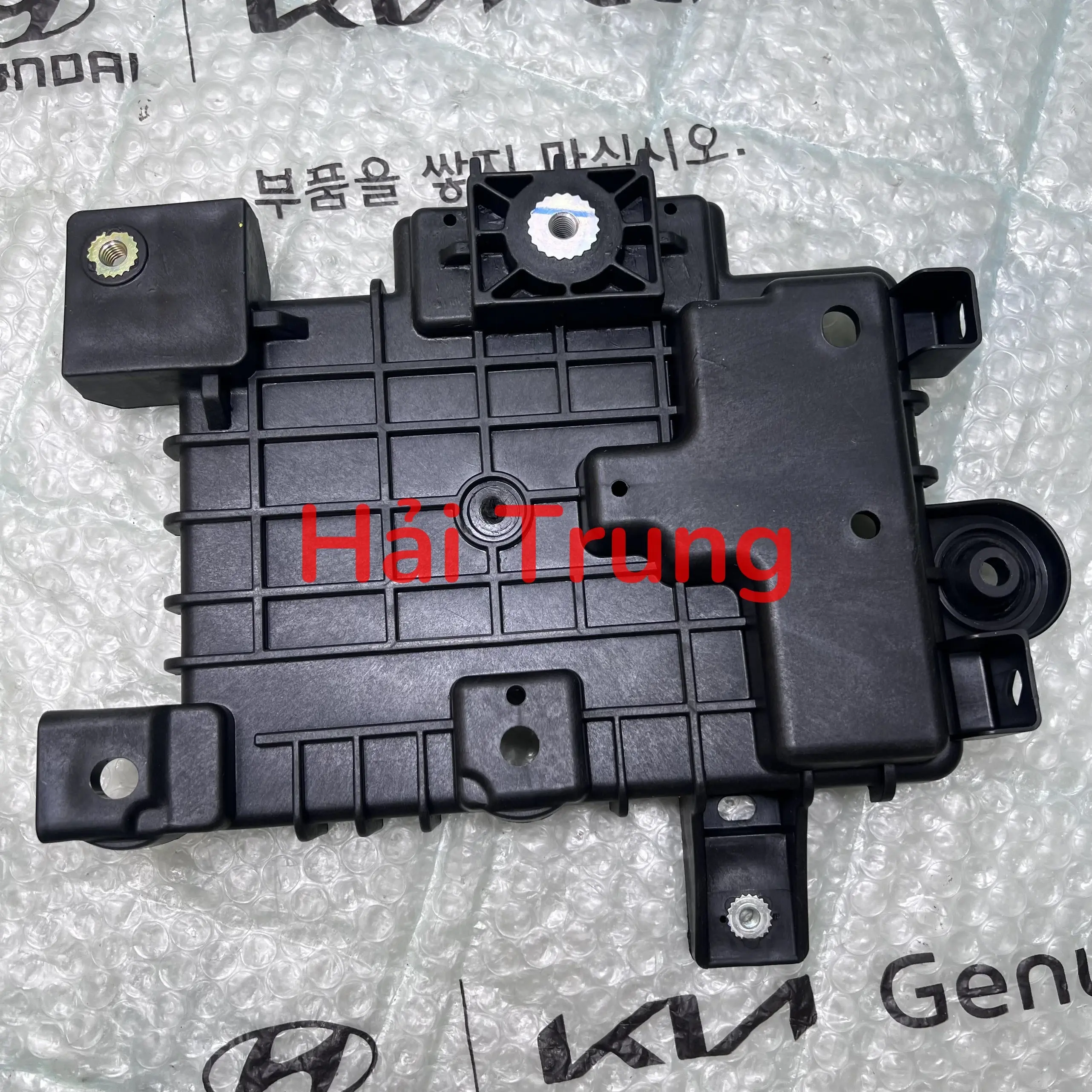 Đế bình ắc quy Hyundai I10 Grand 2014-2022 chính hãng 37150B4000.