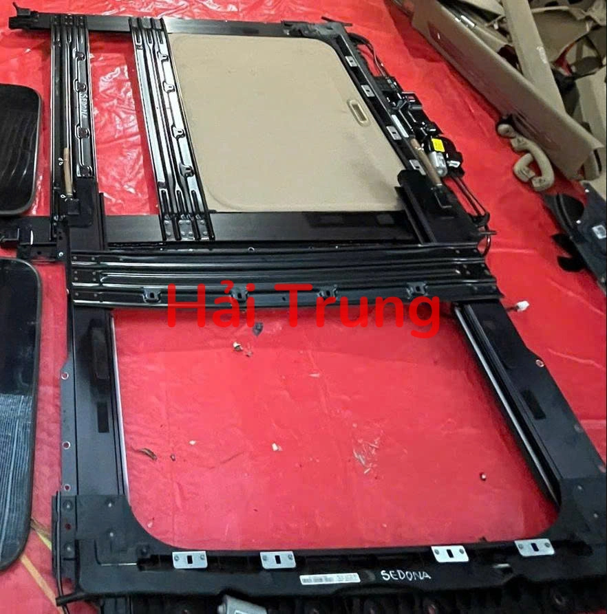 Khung cửa sổ trời Kia Sedona 2019 2020 Tháo Xe