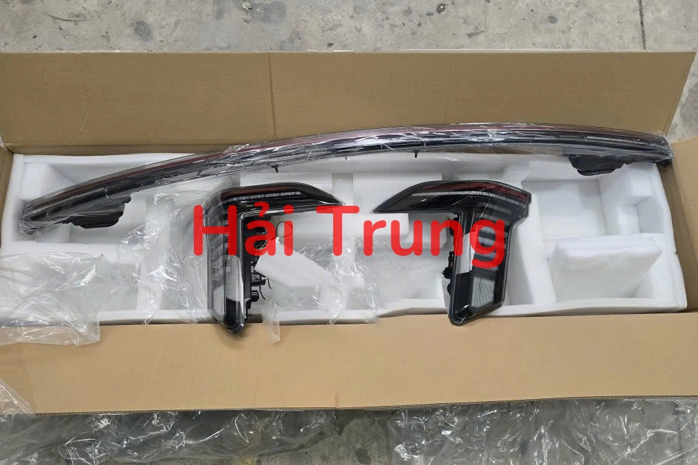 Đèn hậu Kia Carnival 2025 2026 bản nhập