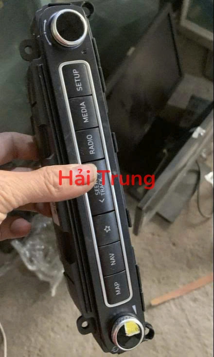 Tháo xe Công tắc điều khiển âm thanh Radio Hyundai Santafe 2019 2020 2021