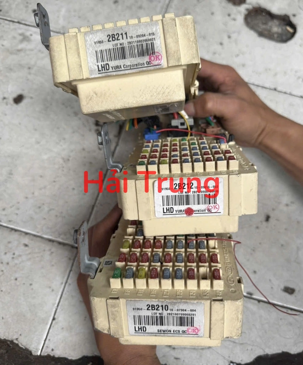 Hộp cầu trì trong xe Hyundai Santafe 2006-2010 Tháo Xe 919502B210 919502B211 919502B212