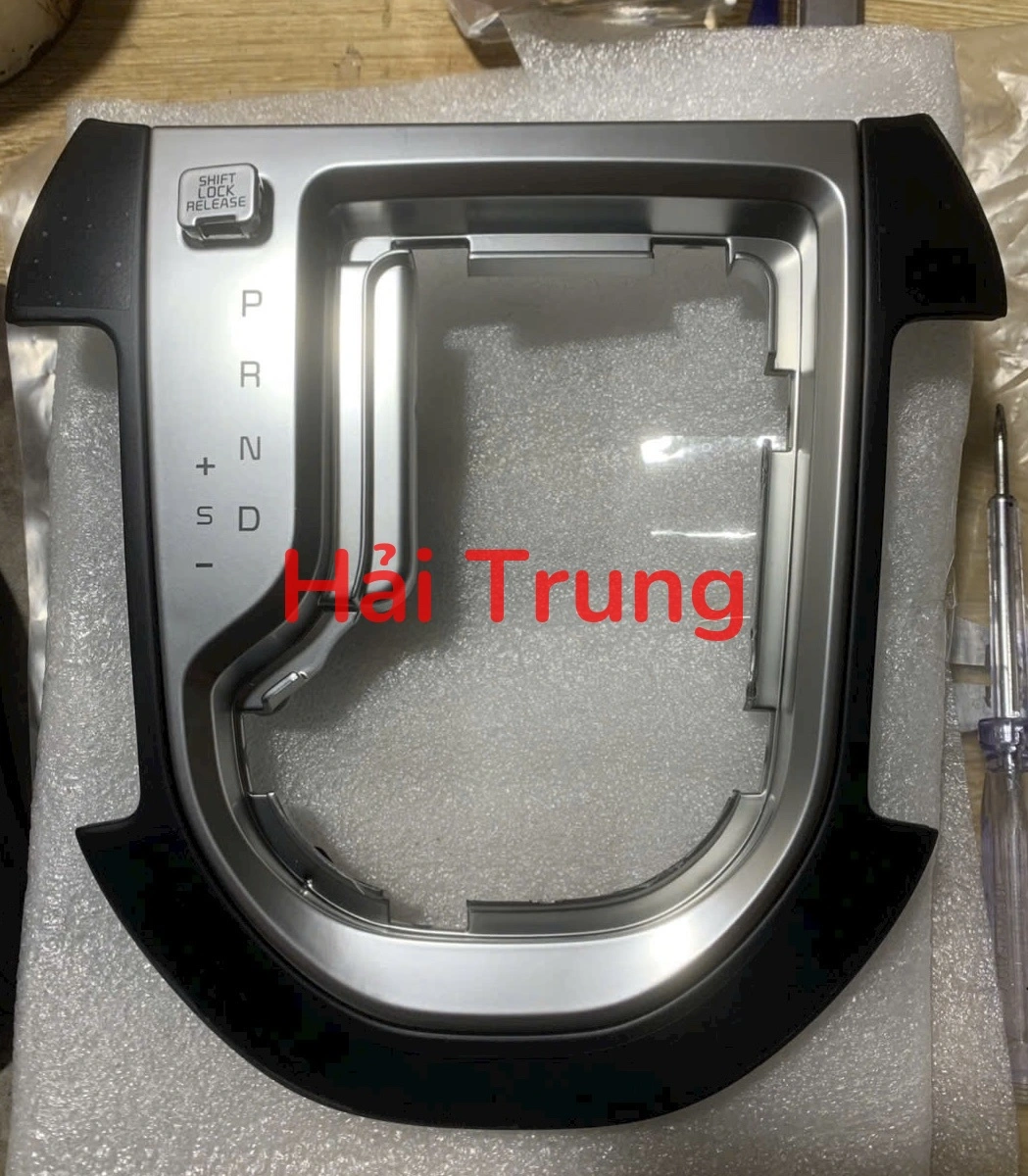 Ốp trên hộp cần số Kia Cerato 2020 84650M6500FB2