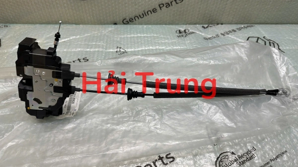 Khoá ngậm cửa trước Hyundai Santafe 2009-2012 chính hãng 813102B020 813202B020