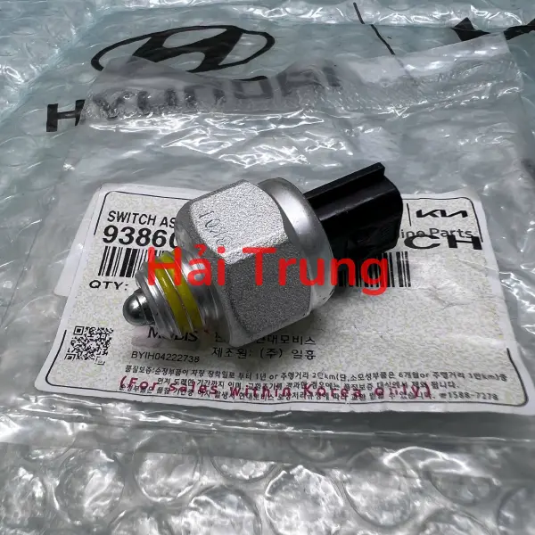 Công tắc đèn lùi Hyundai Porter 2 chính hãng 9386049600