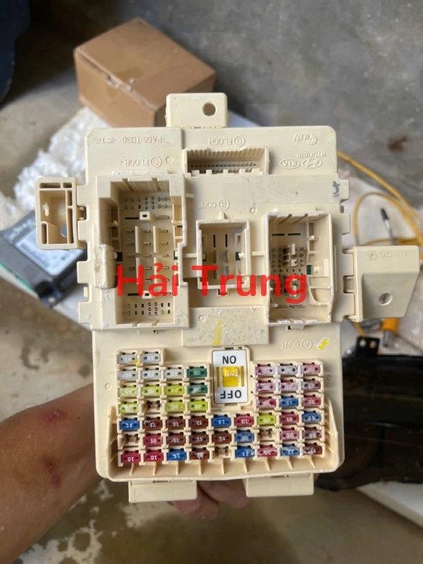 Hộp cầu trì Hyundai Tucson 2019 2020 Tháo xe