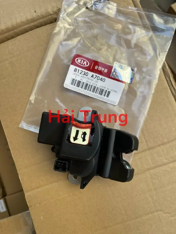 Khóa cốp sau Kia Cerato 2013-2018 chính hãng 81230A7040