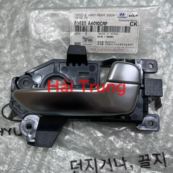 Tay mở cửa trong phải Kia Rondo chính hãng