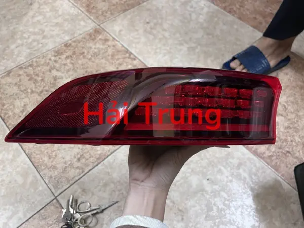 Đèn hậu ngoài Kia Carnival tháo xe