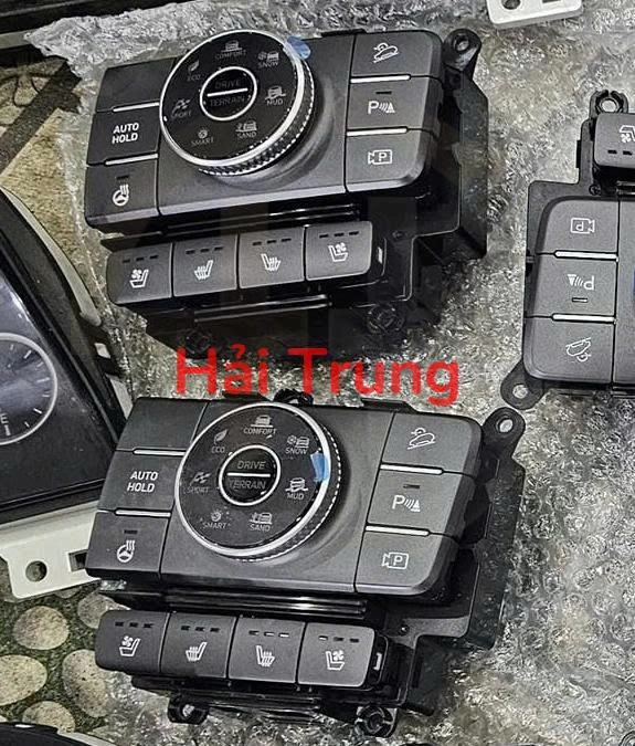 93300S1650PPJ Cụm công tắc trên ốp cần số Hyundai Santafe 2022-2024