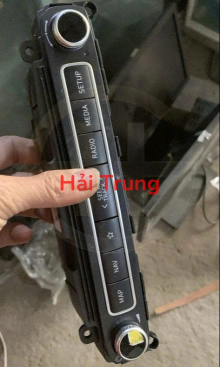 Tháo xe Công tắc điều khiển âm thanh Radio Hyundai Santafe 2019 2020 2021