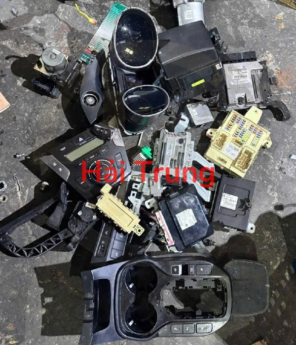 Tháo xe phụ tùng điện SANTAFE 2013-2015 Hộp điện, Hộp cầu trì, Hộp túi khí, Đồng hồ, Công tắc điều hòa, Màn hình, ECU, ABS,...