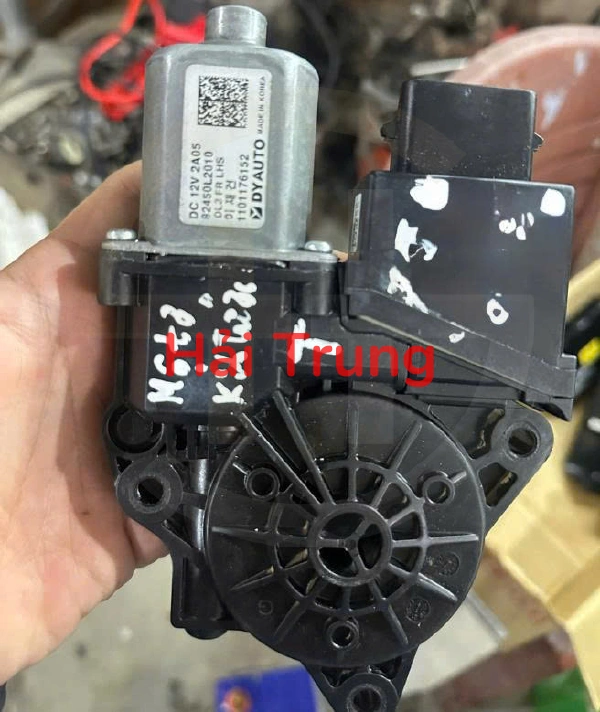 82450l2010 Moto lên kính trước phụ Kia K3 2022-2024